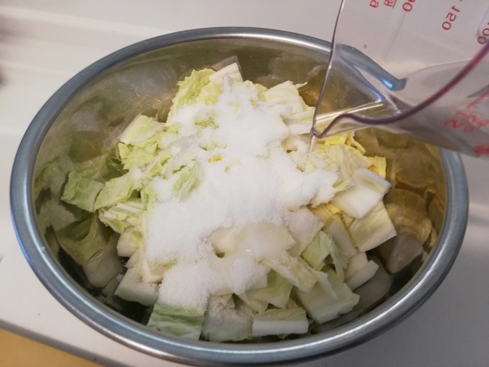 白菜を切って、塩でもむ